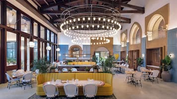 10 間餐廳;供應早餐、午餐、晚餐;意大利菜