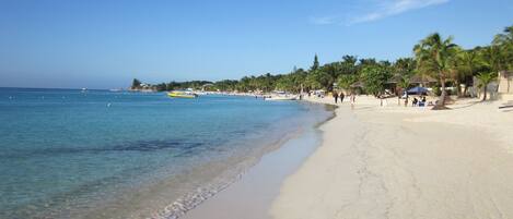 Nær stranden og strandhåndklær