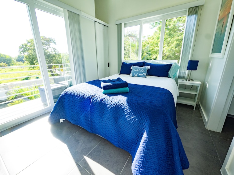 Stylish Condo Just Steps From The Beach - West Bay
