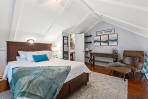 3 bedrooms, desk, iron/ironing board, travel cot