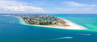 Tropical Retreat Near AMI & IMG | Outdoor Kitchen