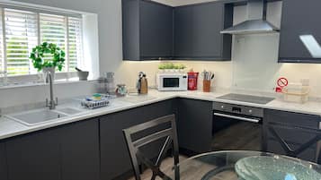 Refrigerador, microondas, horno, placa de cocina
