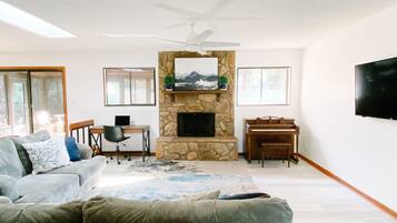 Een smart-tv en boeken