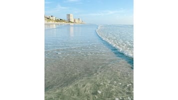Una playa cerca, sillas reclinables de playa, toallas de playa
