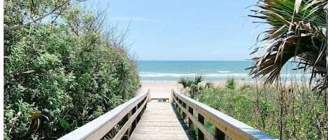 Beach nearby, sun-loungers, beach towels