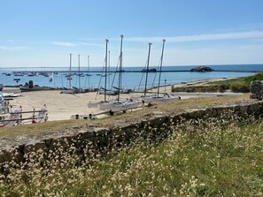 På stranden
