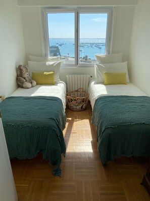 5 habitaciones, tabla de planchar con plancha, wifi y ropa de cama 