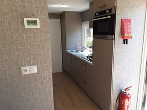 Fridge, microwave, stovetop, dishwasher - Book a wonderful stay in our 4-person holiday home, with a second small bedroom with bunk beds. (Heijen)