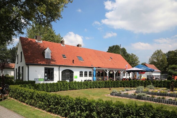 Exterior - Book a wonderful stay in our 4-person holiday home, with a second small bedroom with bunk beds. (Heijen)