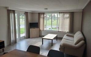 TV - Book a wonderful stay in our 4-person holiday home, with a second small bedroom with bunk beds. (Heijen)