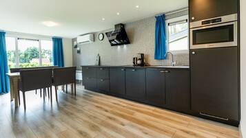 Een koelkast, een magnetron, een kookplaat, een vaatwasser