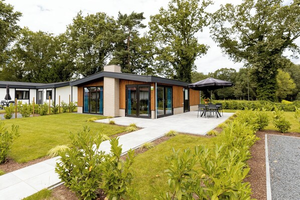 Exterior - Stay in our charming Royal Wood holiday home for 4 people. (Heijen)