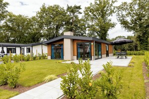 Exterior - Stay in our charming Royal Wood holiday home for 4 people. (Heijen)