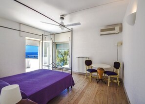 5 bedrooms, iron/ironing board, WiFi, bed sheets