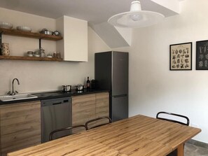 Een koelkast, een microgolfoven, een oven, een kookplaat