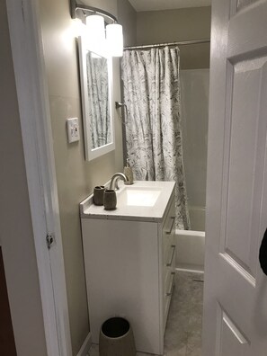 Duschwanne, Haartrockner, Handtücher