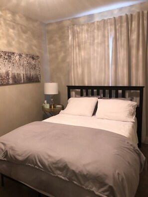 2 Schlafzimmer, Betten mit Memory-Foam-Matratzen, Bügeleisen/Bügelbrett