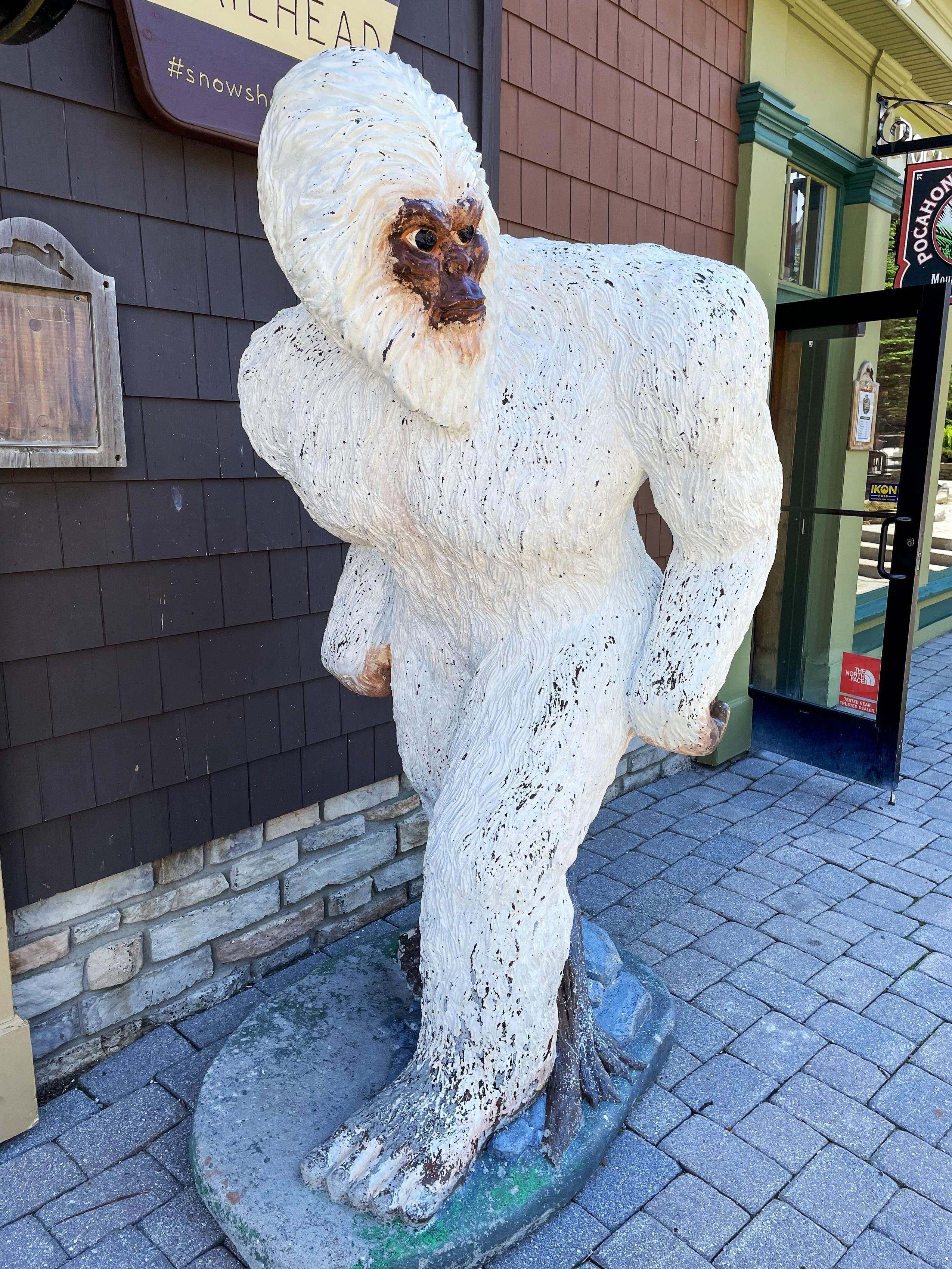 Una statua di un orso su un piedistallo.