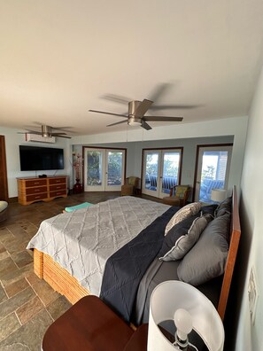 4 habitaciones, tabla de planchar con plancha y cuna de viaje 
