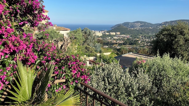 A coastal landscape with a view of the sea, a town in the distance, and a balcony with pink bougainvillea flowers. - Villa 5 Chambres, vue Mer, Piscine, 5´ des Plages et Golf, Terrasses, Parking (Mandelieu-la-Napoule)