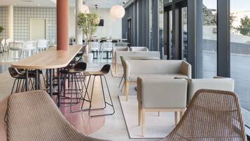 Coin salon dans le hall