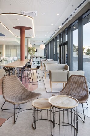 Lobby sitting area - B&B Hotel Porto Expo Aeroporto (Matosinhos)