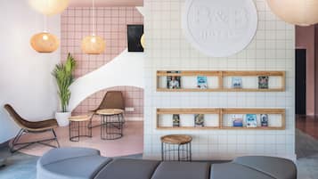 Coin salon dans le hall