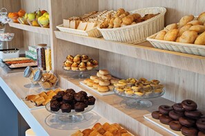 Ein Buffet mit verschiedenen Backwaren und Gebäck.