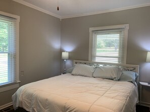 3 bedrooms, desk, iron/ironing board, free WiFi - Bungalow Retreat - Pet Friendly - Historic Home in Huntersville (Huntersville)