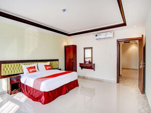 A hotel room with a large bed, a wardrobe, a mirror, and a door leading to another room. - Al Tamayoz Al Raqi Al Salamah (Jeddah)