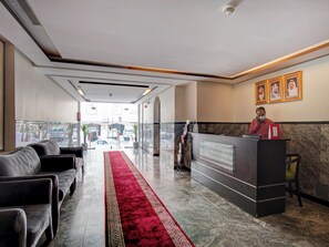 A hotel reception area with a marble floor, a red carpet, and a reception desk. - Al Tamayoz Al Raqi Al Salamah (Jeddah)