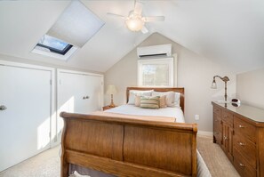 6 bedrooms, desk, iron/ironing board, travel cot