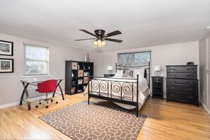 6 bedrooms, desk, iron/ironing board, travel cot - IN-GROUND POOL, Large Private Fenced Yard, Dining Gazebo, Outdoor Kitchen/Bath (Mechanicsburg)