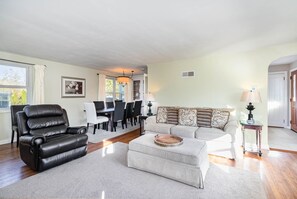 Smart TV, DVD player, stereo - IN-GROUND POOL, Large Private Fenced Yard, Dining Gazebo, Outdoor Kitchen/Bath (Mechanicsburg)