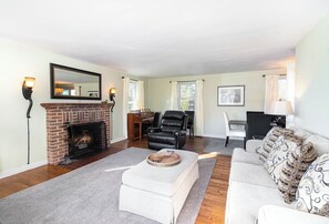 Smart TV, DVD player, stereo - IN-GROUND POOL, Large Private Fenced Yard, Dining Gazebo, Outdoor Kitchen/Bath (Mechanicsburg)