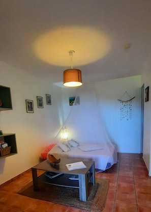 1 habitación, tabla de planchar con plancha, wifi y ropa de cama 