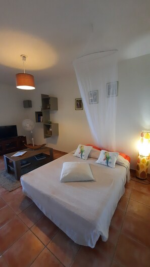 1 chambre, fer et planche à repasser, Wi-Fi, draps fournis