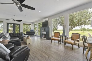 TV connectée, cheminée, lecteur de DVD