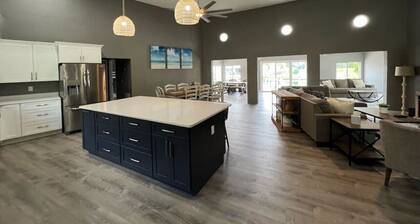Spacious 4/2- Pool & boat dock