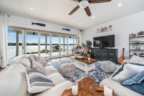 تلفزيون ذكي، مدفأة، تنس طاولة، كُتُب