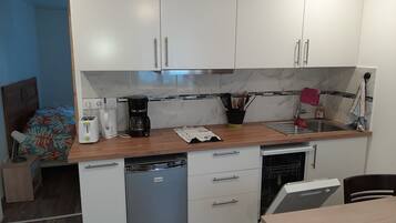 Réfrigérateur, micro-ondes, plaque de cuisson, lave-vaisselle