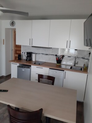 Kühlschrank, Mikrowelle, Herdplatte, Geschirrspüler