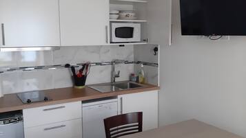 Réfrigérateur, micro-ondes, plaque de cuisson, lave-vaisselle