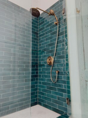 Dusche, Handtücher, Toilettenpapier