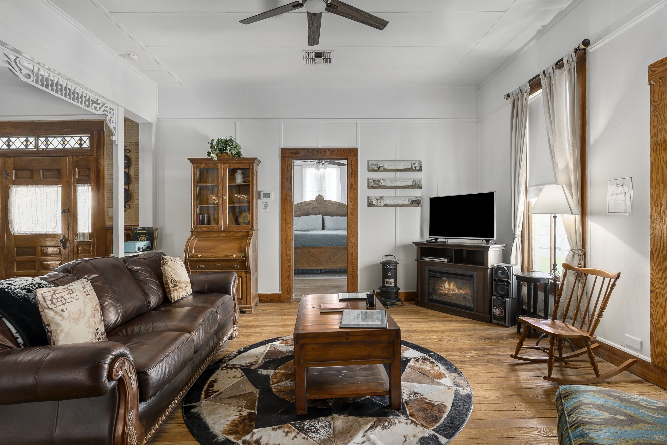 Smart TV, chimenea y libros 