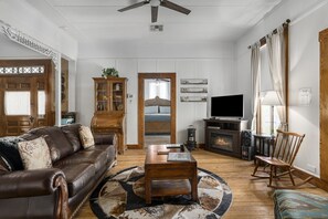 Smart-TV, Kamin, Bücher