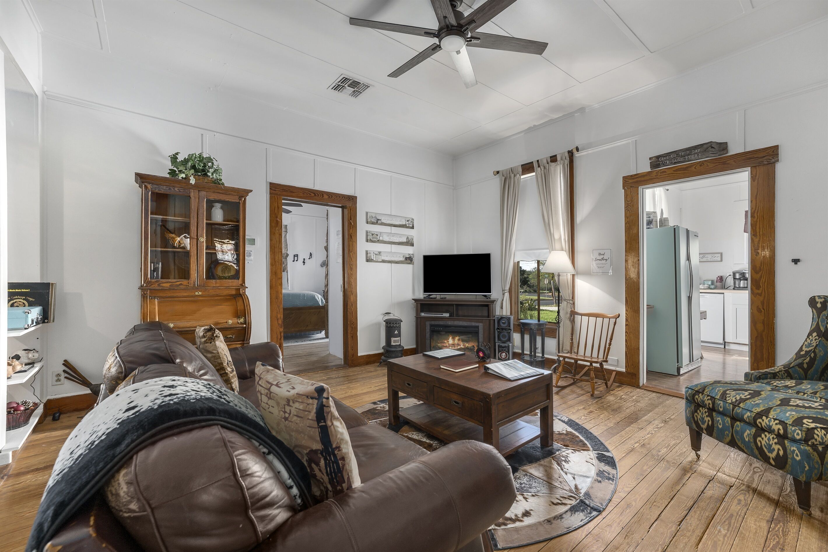 TV connectée, cheminée, livres