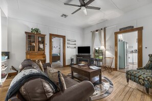 Smart-TV, Kamin, Bücher