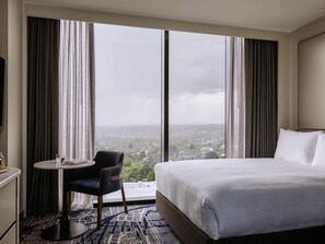 Standard Room, 1 Queen Bed | 1 bedroom, premium bedding, pillowtop beds, desk