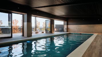 Indoor pool, sun loungers
